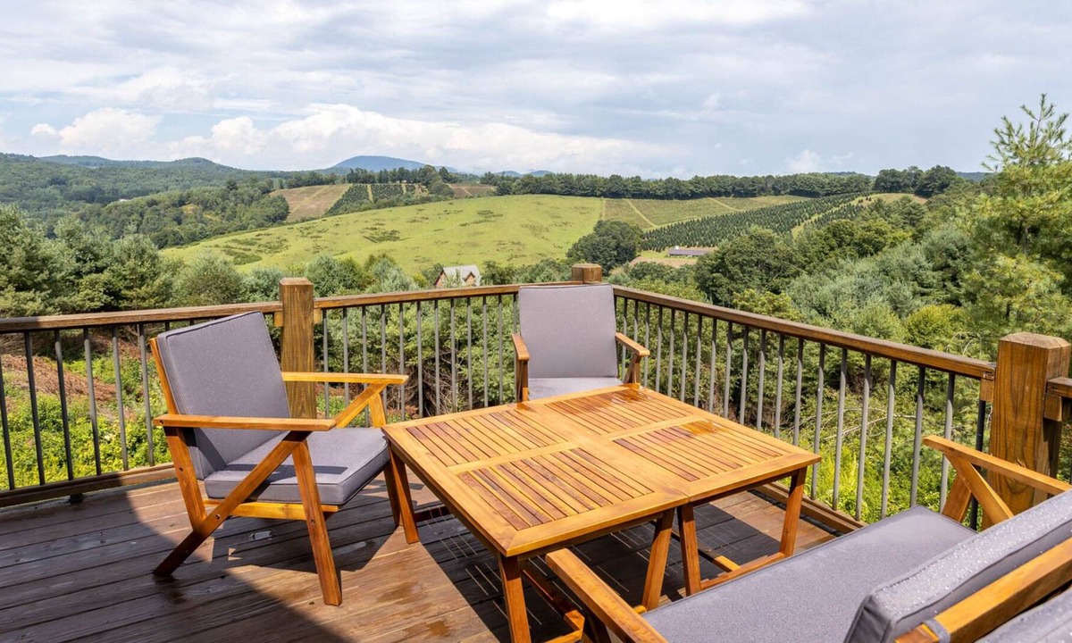 Fleetwood Cottage | Mountain Cottage with Long-Range Views