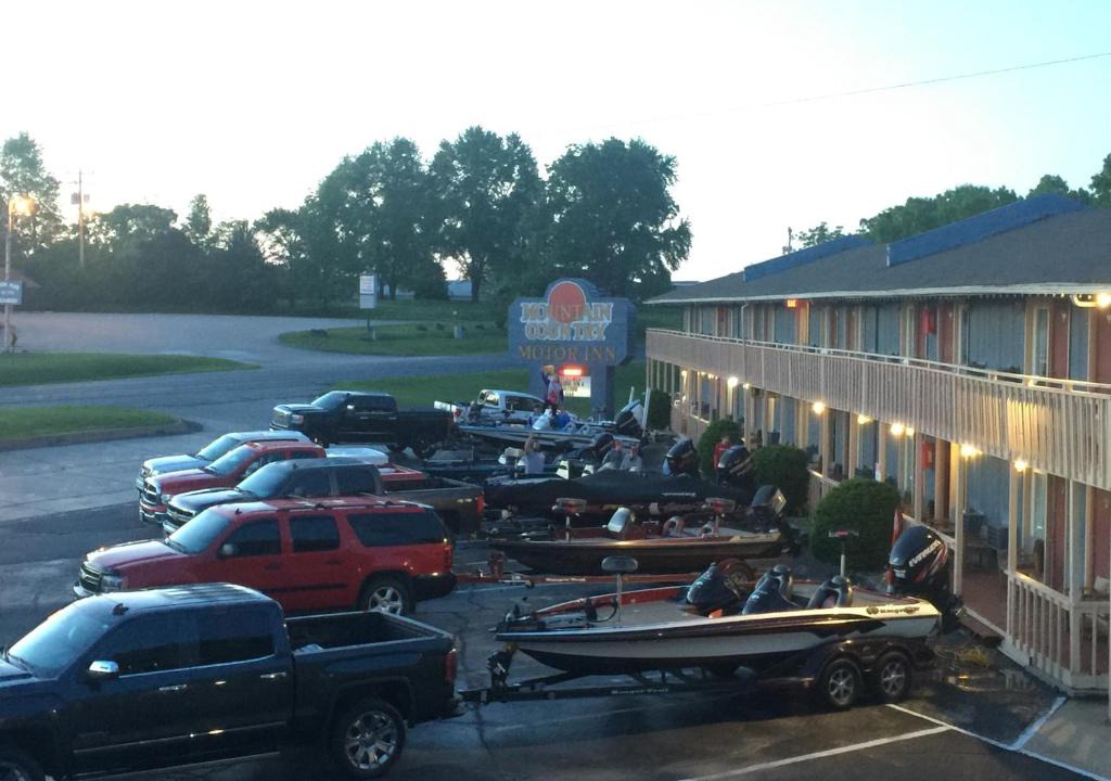 Branson West Hotel | Mountain Country Motor Inn