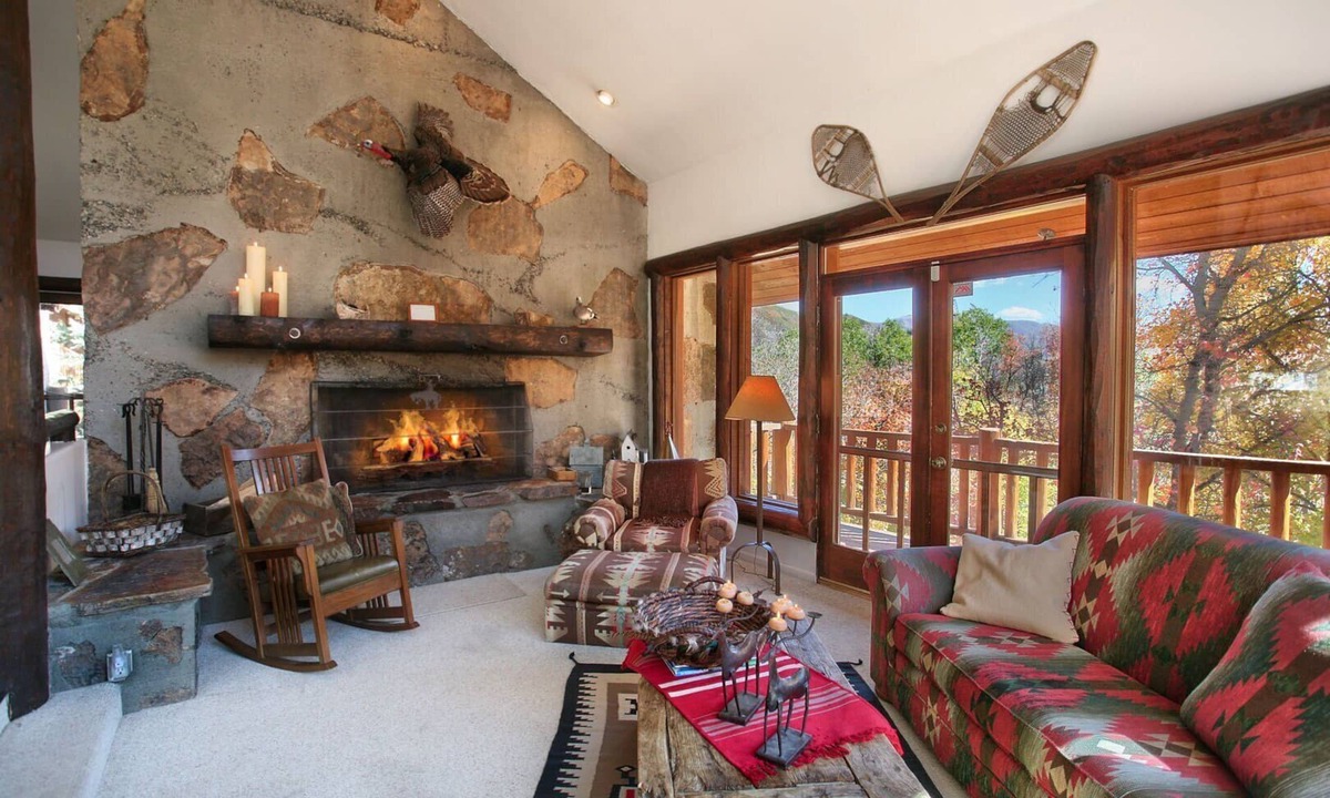 Sundance Cabin | MOUNTAIN FAVORITE - ASPEN RIDGE, HOT TUB, FULL VIEW OF SKI SLOPES, WOOD BURNING FIREPLACES