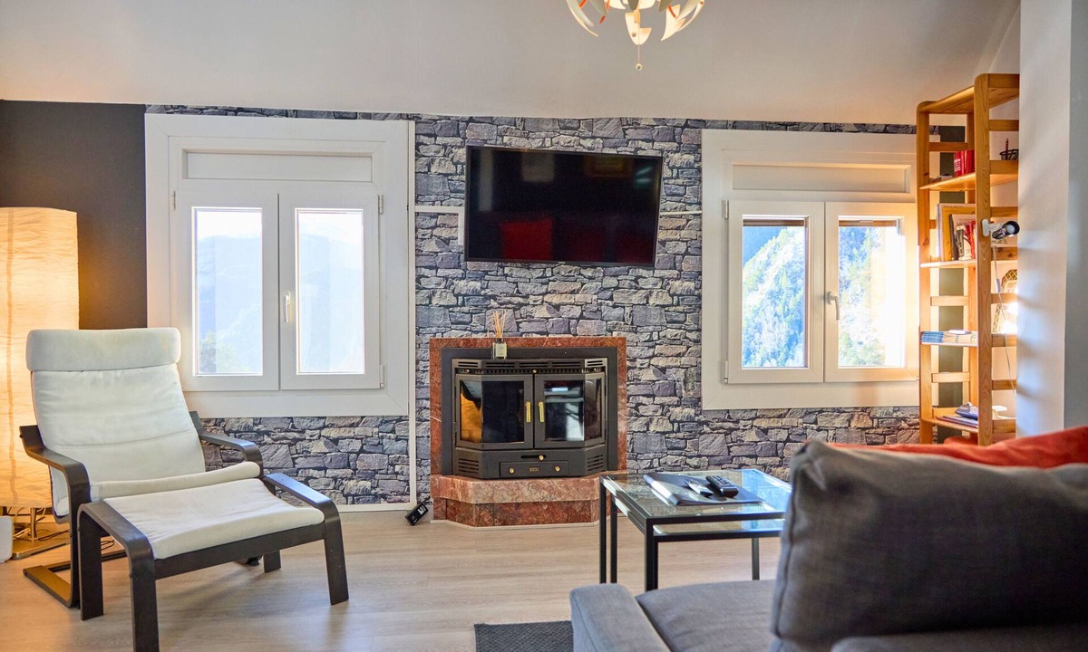 Arinsal Apartment | Mountain Gem: Duplex w Views Near the Slopes