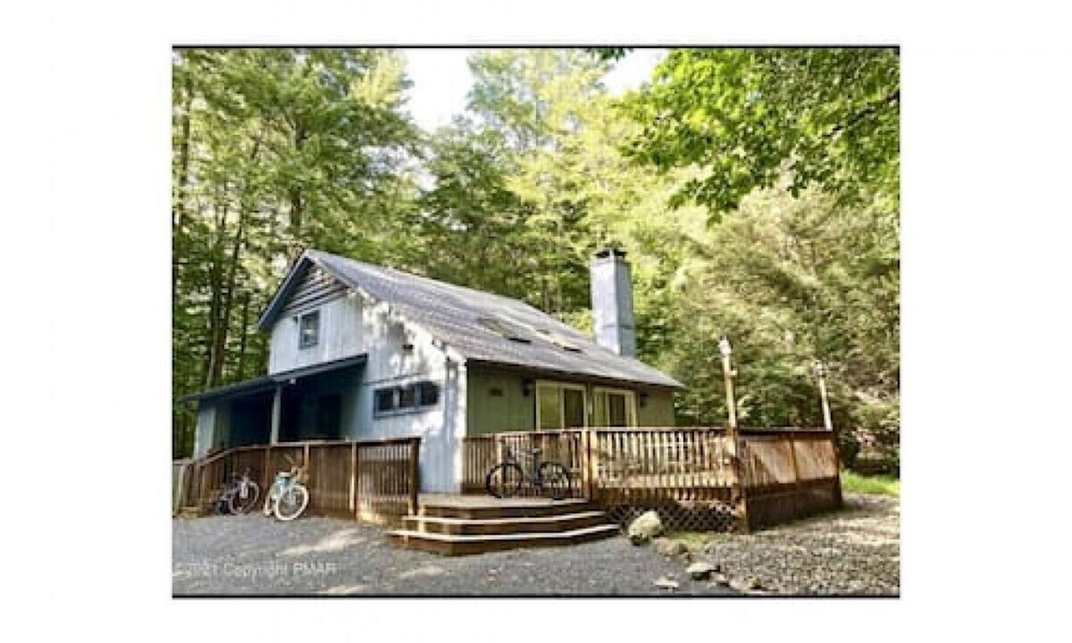 Pocono Pines Cabin | Mountain Getaway + Firepit!