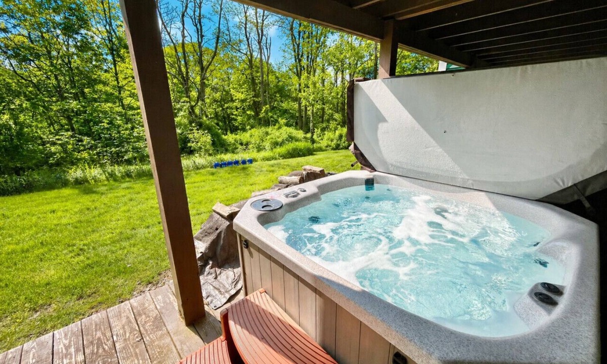 Hidden Valley Apartment | 🌿 Mountain Heights | Hot Tub | Pool Access | Family & Pet Friendly🐾