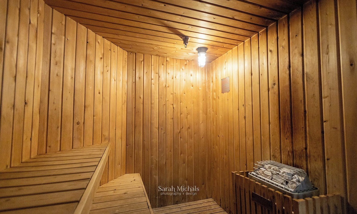 Iron Mountain Hotel | Mountain Host Motor Inn