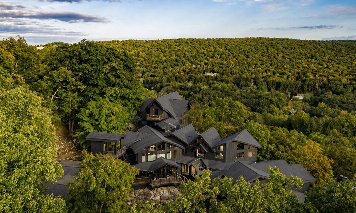 Mahwah House | Mountain House 30 miles from METLIFE STADIUM