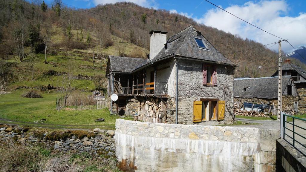 Sentein House | Mountain House with Beautiful Views and Real Fires