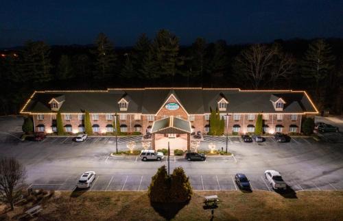 Flat Rock Hotel | Mountain Inn & Suites Flat Rock