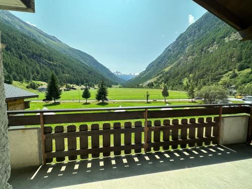 Taesch Apartment | Mountain Majesty Apartment with Stunning Views