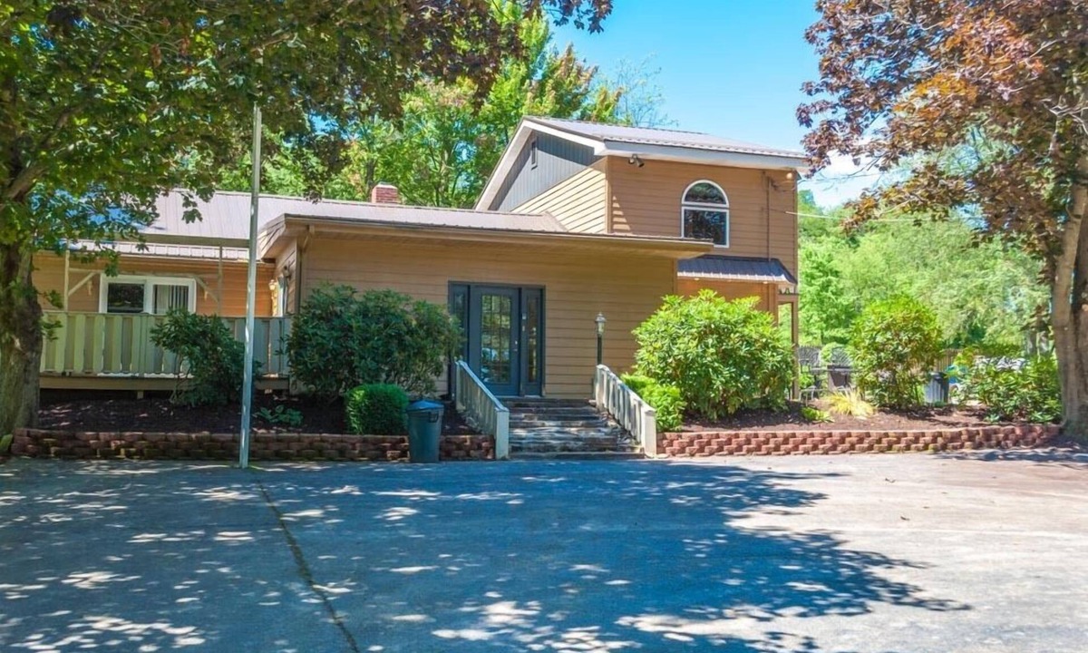 Farmington House | Mountain Majesty - Private Experience with Hot Tub & Outdoor Fireplace