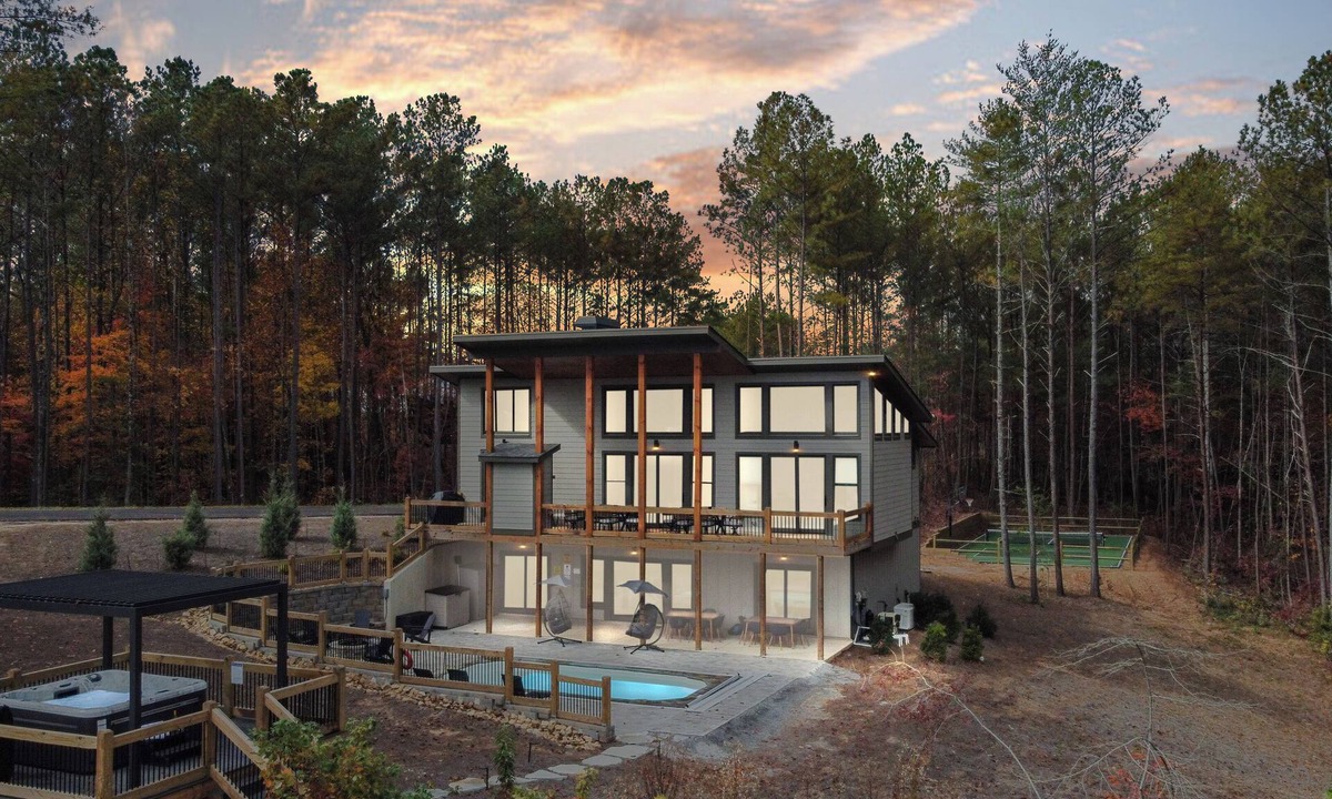 Ellijay Cabin | Mountain Oasis ~ PRIVATE outdoor pool, pickleball/basketball court, fire pit, hot tub, views!