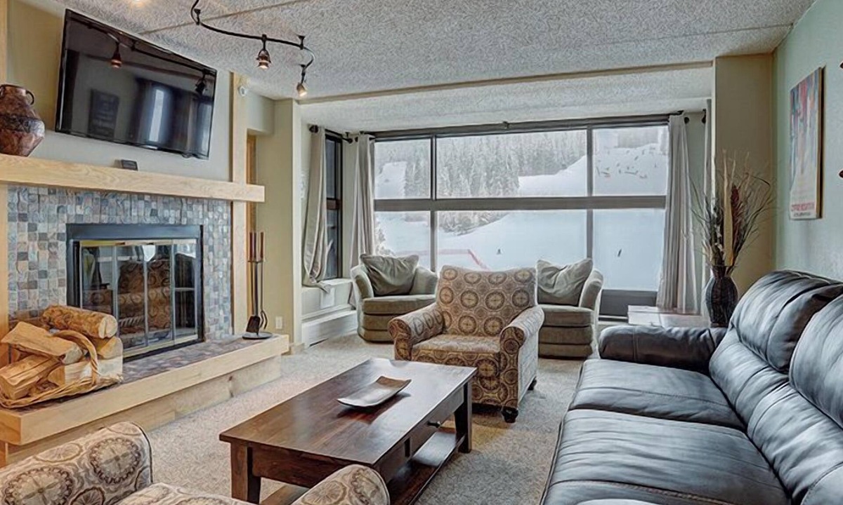 Copper Mountain Village Condo | Mountain Plaza 3 Bedroom Condo #521/523 by RedAwning