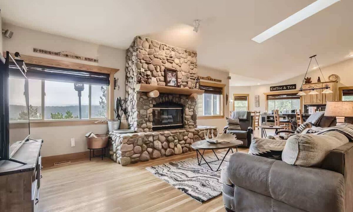 Black Hawk House | Mountain Retreat/Deck, Views/Sleeps 10