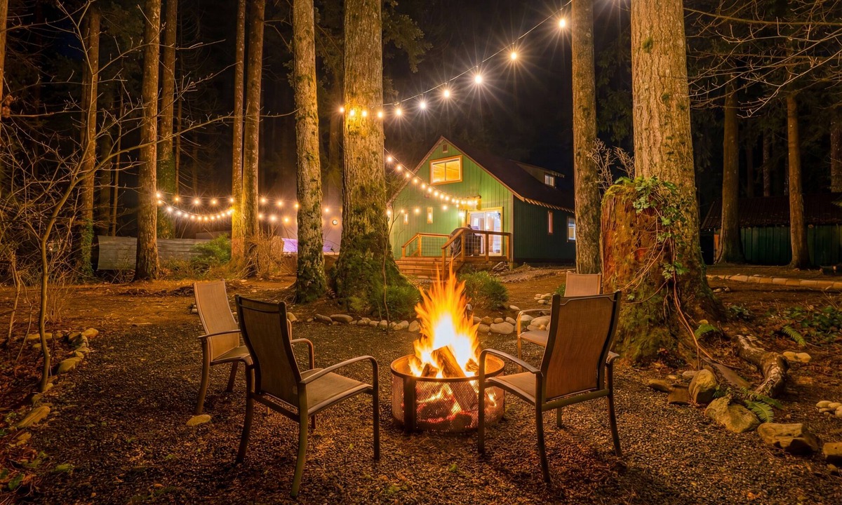 Index Cabin | Mountain Retreat -Hot Tub -Fire Pit -Stevens Pass -River Access -Pet Friendly