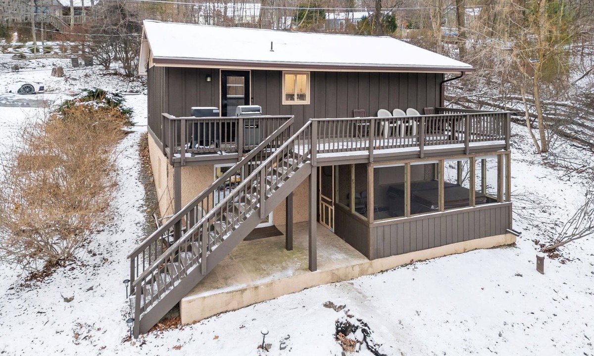 Millville House | Mountain Retreat w/2 Living Spaces, Hot Tub & Deck