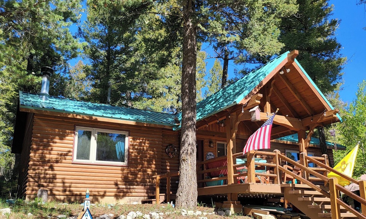 Cloudcroft Cabin | Mountain skiing hiking, hunting 2 B&B, stocked kitchen, 3TVs, front & back deck