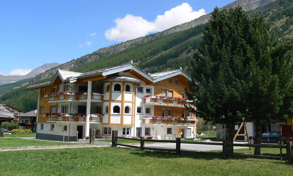 Saas Grund Apartment | Mountain Stay with Balcony
