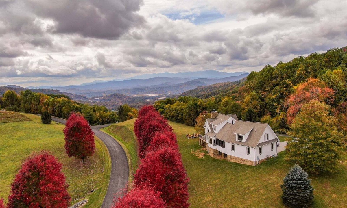 Altamont House | Mountain Top at Linville Falls: Amazing Views! Hot Tub! Pet Friendly! Near Linville Falls Winery!