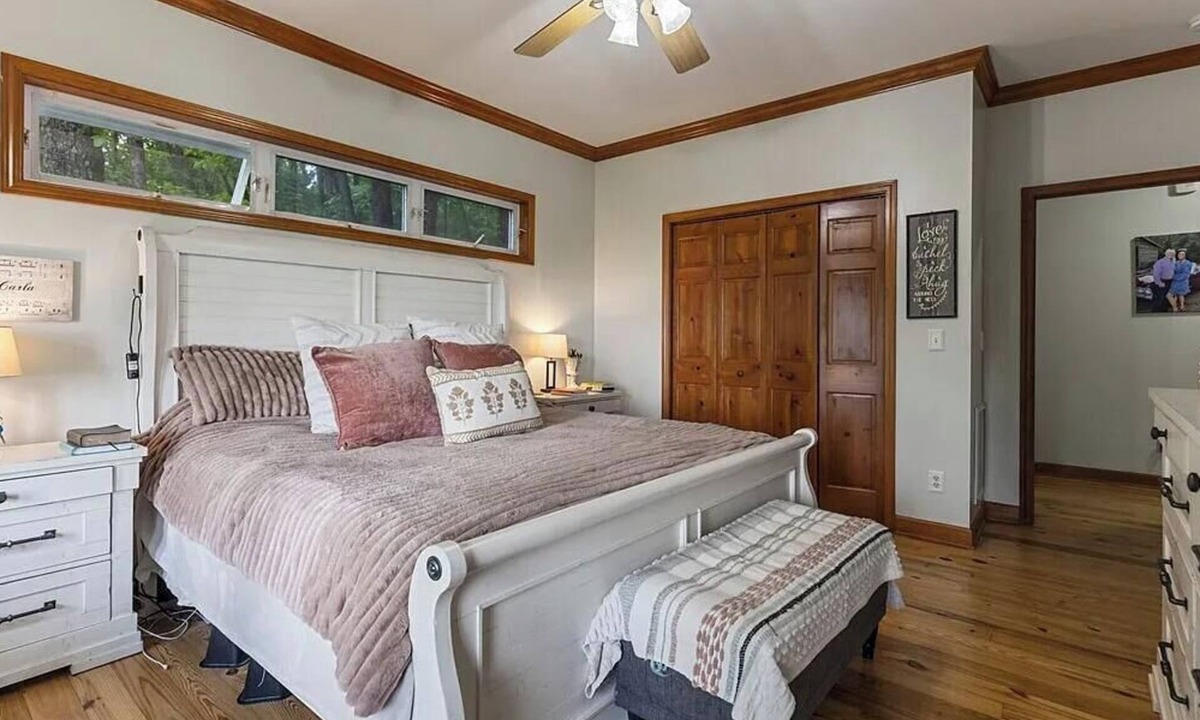 Cliff Ridge Colony House | Mountain-top retreat with breathtaking mountain & valley views. Pet Friendly.