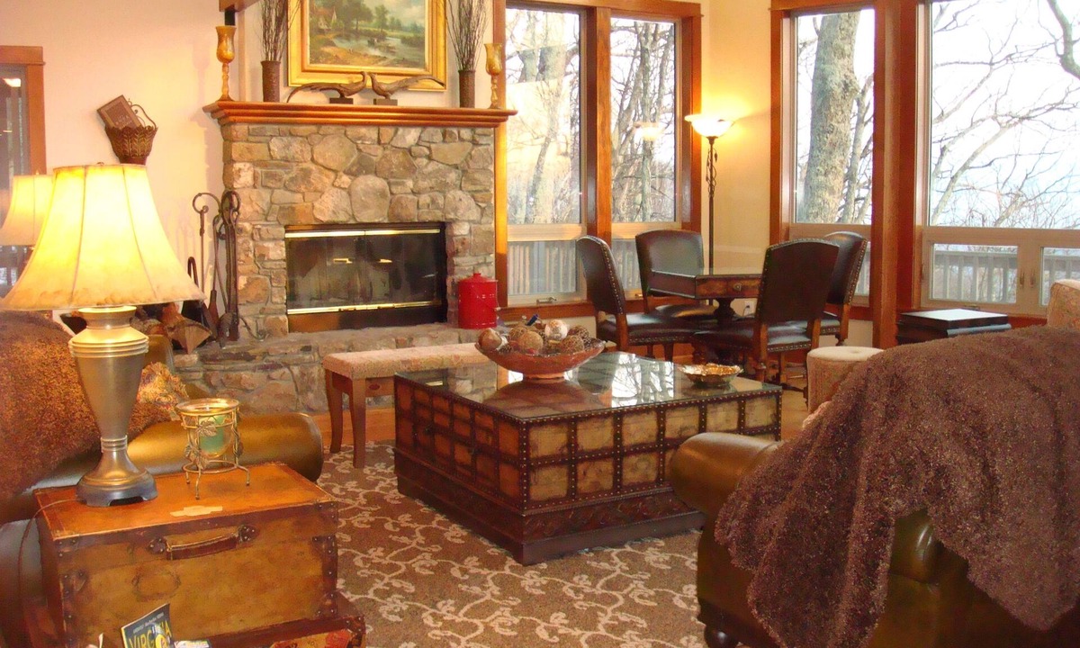 Roseland House | Mountain-Top Retreat w/3 Master BR,Expansive Desks and Panoramic Window Views