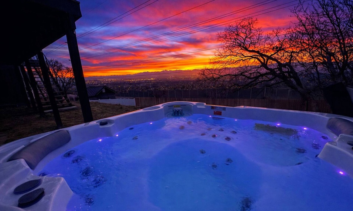 Olympus Cove House | Mountain & Valley Views - Private Hot Tub/Deck - Ski- Luxury 3BD/3BA