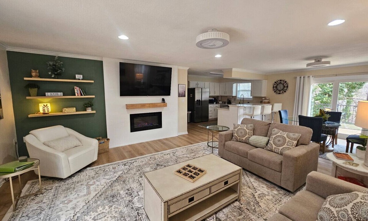 Ashley Oaks House | Mountain Vibe, Dog Friendly, 2 Kitchens, 2 Living Rooms, Sleeps 10, 1900 sq ft