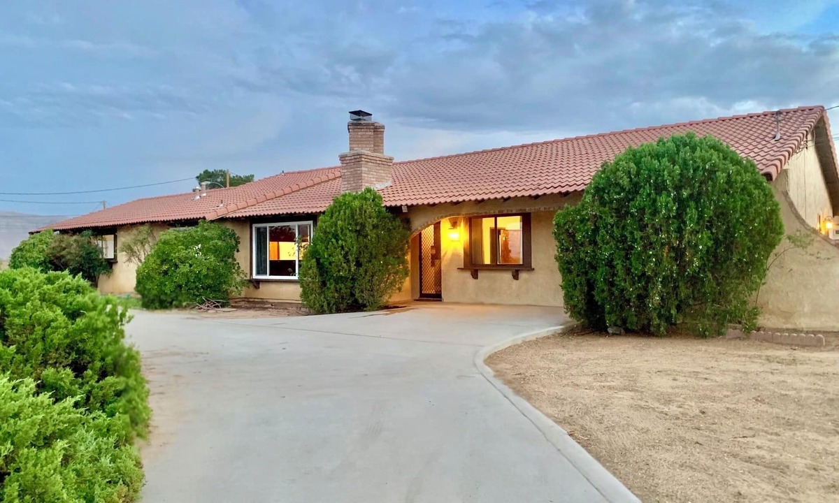 Hesperia House | 🌵 “Mountain View 2BR Country Home -Netflix – Spacious