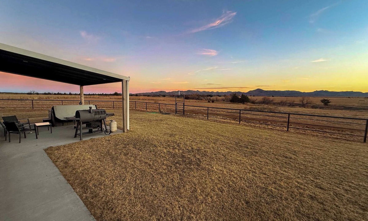 Indiahoma Cabin | Mountain View Barndominium Hot Tub Retreat – Secluded Luxury Stay Near Elk Mountain, Charon’s Garden, Lakes & Top Refuge Trails