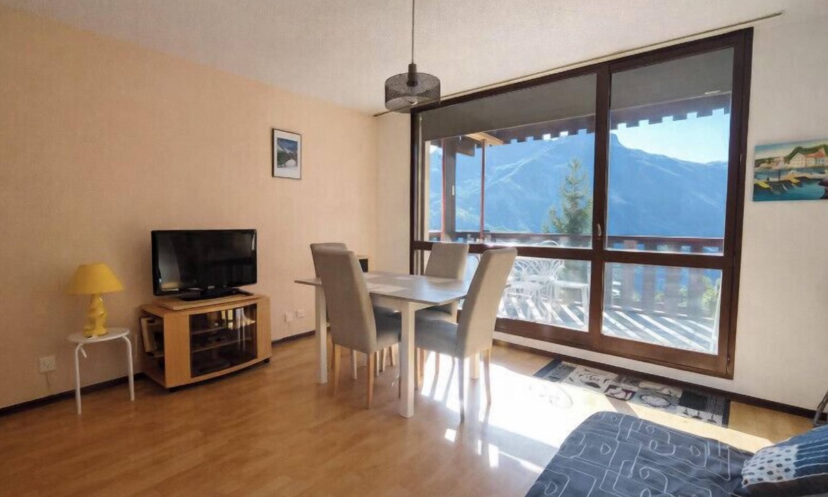 Pra Loup Apartment | Mountain View Bright Apartment in Pra Loup