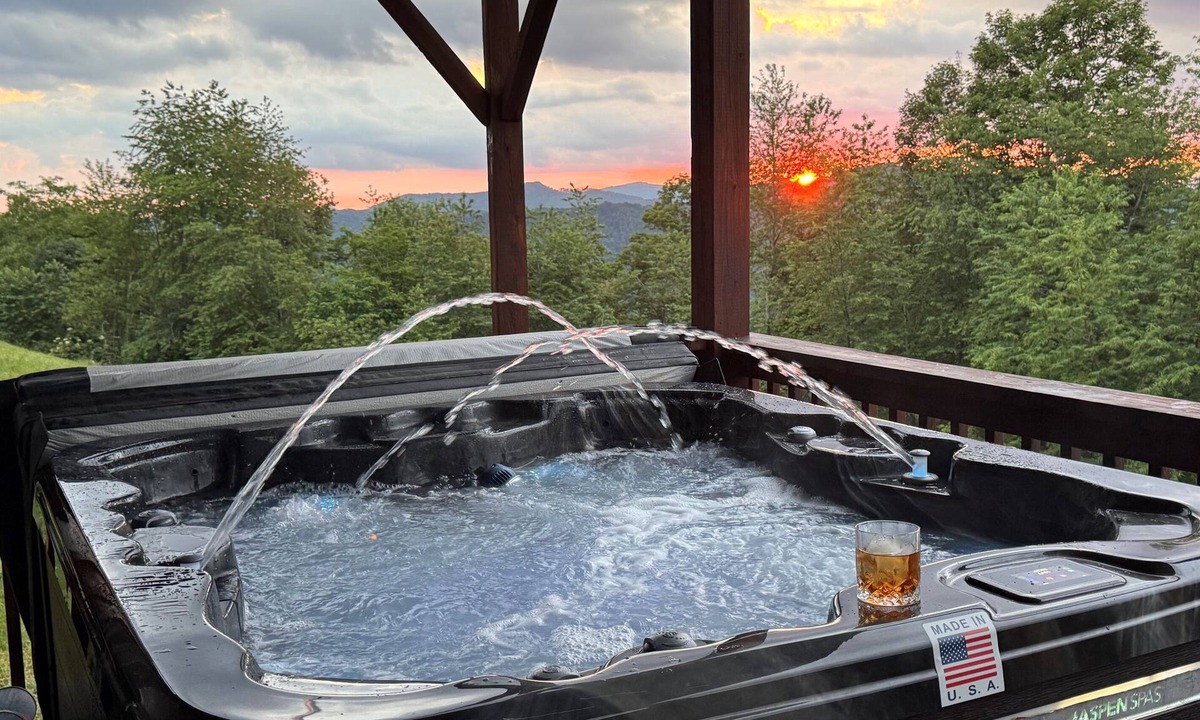 Wolf Laurel Cabin | Mountain View Cabin/Hot Tub/Game Room/Hatley Pointe Ski Partner