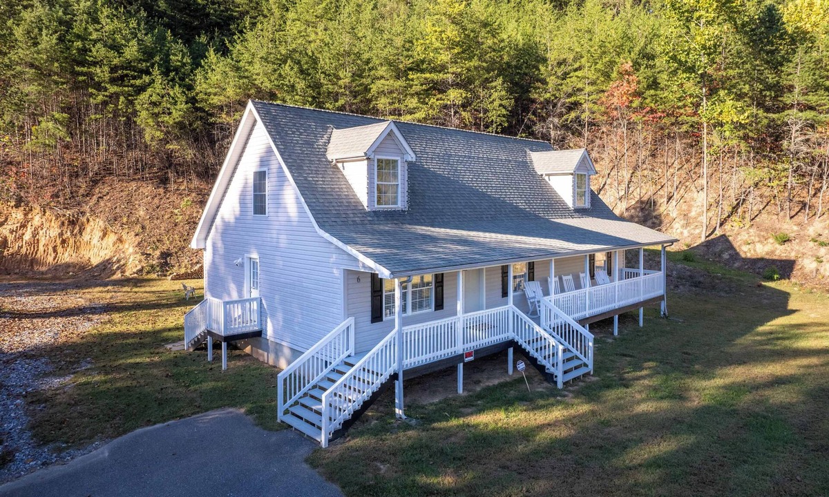 Cherokee Cabin | Mountain View-Fire Pit-Open Covered Porch-Wifi