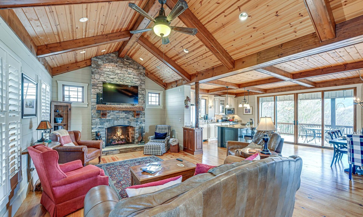 Dillard Cabin | Mountain-View Georgia Cabin w/2 Decks