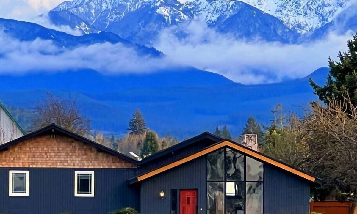 Sequim House | Mountain View Haven | HOT TUB on 9 Acres!