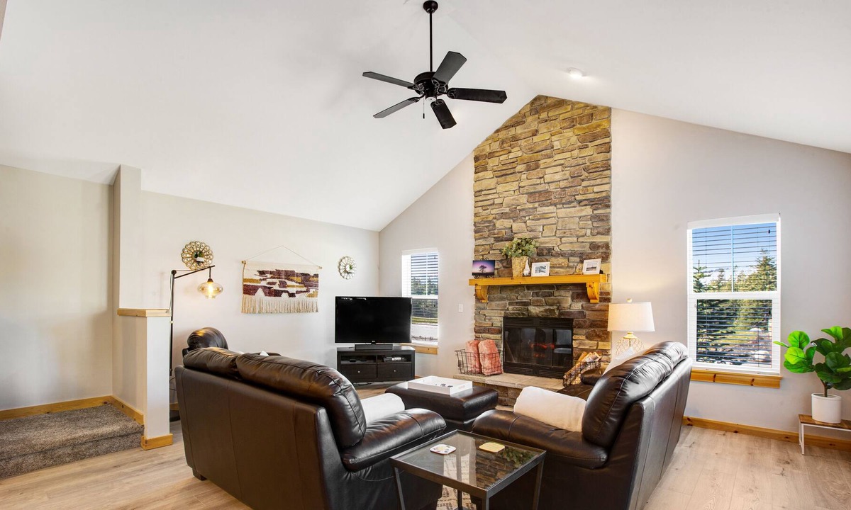 Ronald Condo | Mountain-view home with foosball table, deck, paid-access pool &hot tub