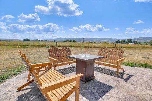 Ryan Park House | Mountain-View Log Cabin in Wyoming Wilderness