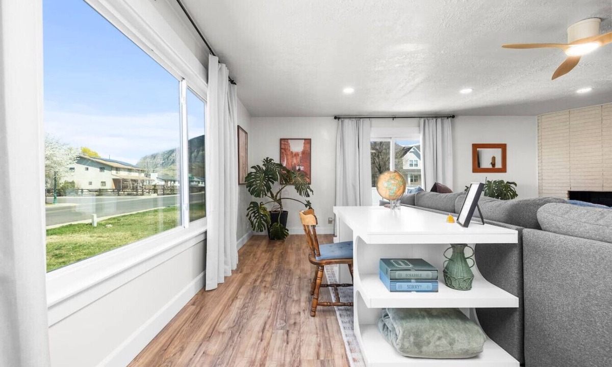 Orem House | Mountain View Manor | Huge Yard | Sleeps 9 | Parking | Fiber WiFi | Bounce House