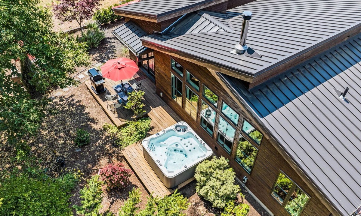 Cascade Locks House | Mountain-View Retreat with Hot Tub & Waterfalls