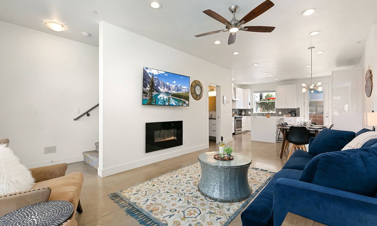 Old Town North House | Mountain View Retreat – Perfect for Groups!