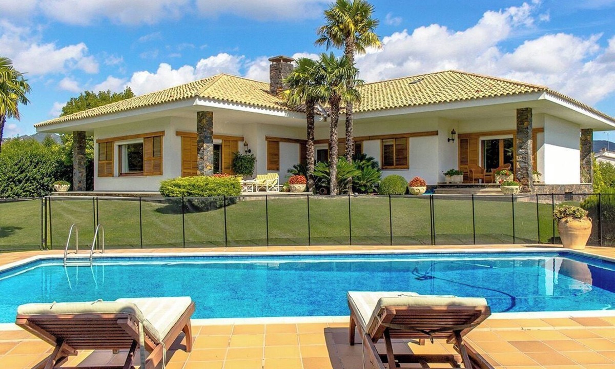 Les Planes d'Hostoles Villa | Mountain view villa with private pool near Costa Brava
