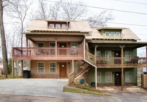 Dahlonega Apartment | Mountain View Villa on Choice Ave - Steps to Downtown