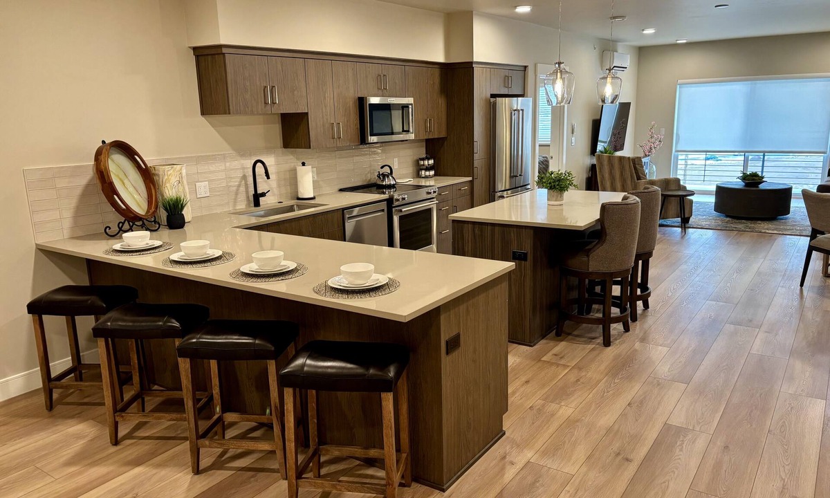 Redmond Condo | Mountain views condo with coffee/restaurant on first floor