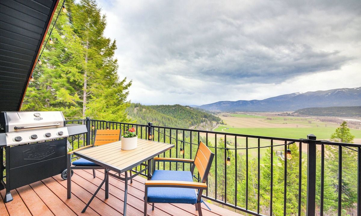 Bonners Ferry House | Mountain Views + Fireplace: Bonners Ferry Escape!