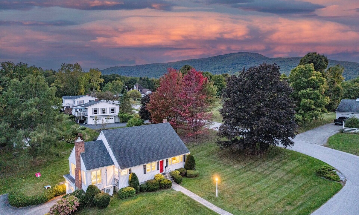 Bennington House | Mountain Views, Game Room, Fire Pit, Dream Kitchen