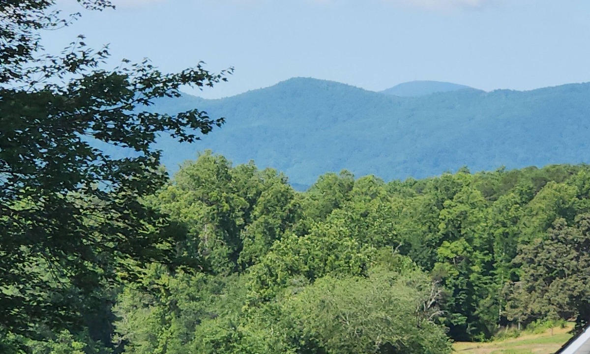 Old Fort House | Mountain views, minutes to town, pool opens by May 1!