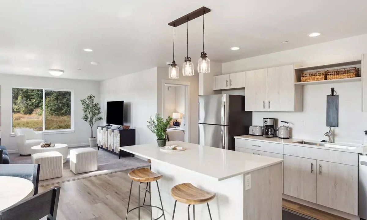 Port Townsend Apartment | Mountain views on the 3rd floor