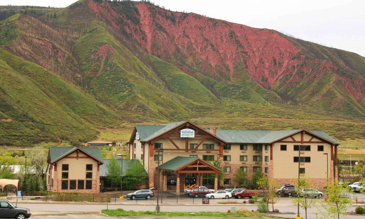 Glenwood Springs Hotel | Mountain Views + Indoor Waterpark & Free Breakfast