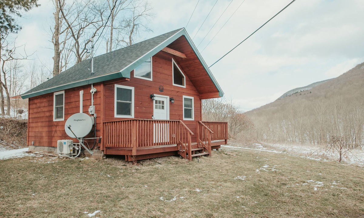 Roxbury Cabin | Mountainscape: Peaceful and Skiing Getaway. Pet-Friendlyn