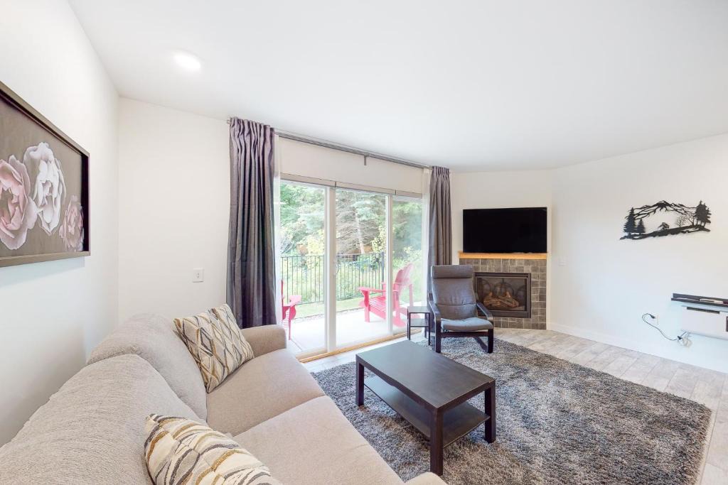 Warren Apartment | Mountainside 63