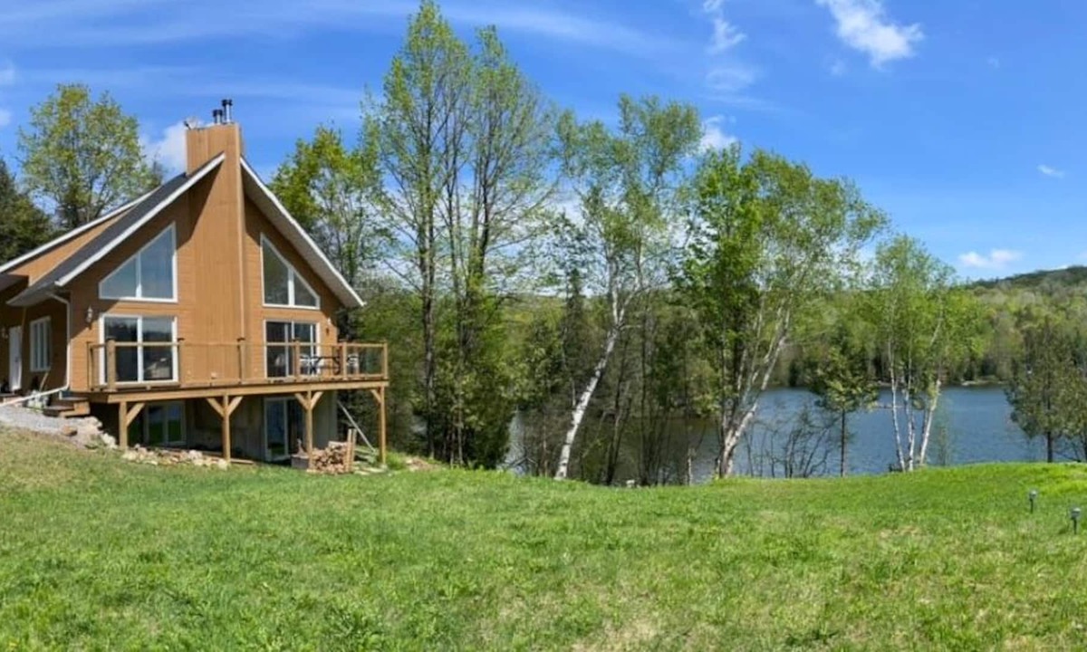 Mulgrave-et-Derry Cottage | Mountainside Lakefront Cottage/Home