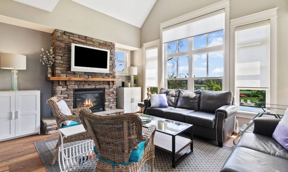 The Blue Mountains Condo | Mountainside Haven: Hot Tub + Steps to Blue