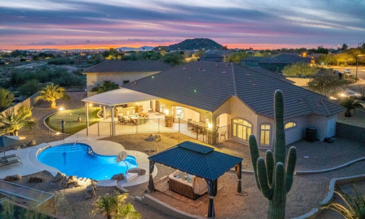 East Mesa House | Mountainside Desert Retreat