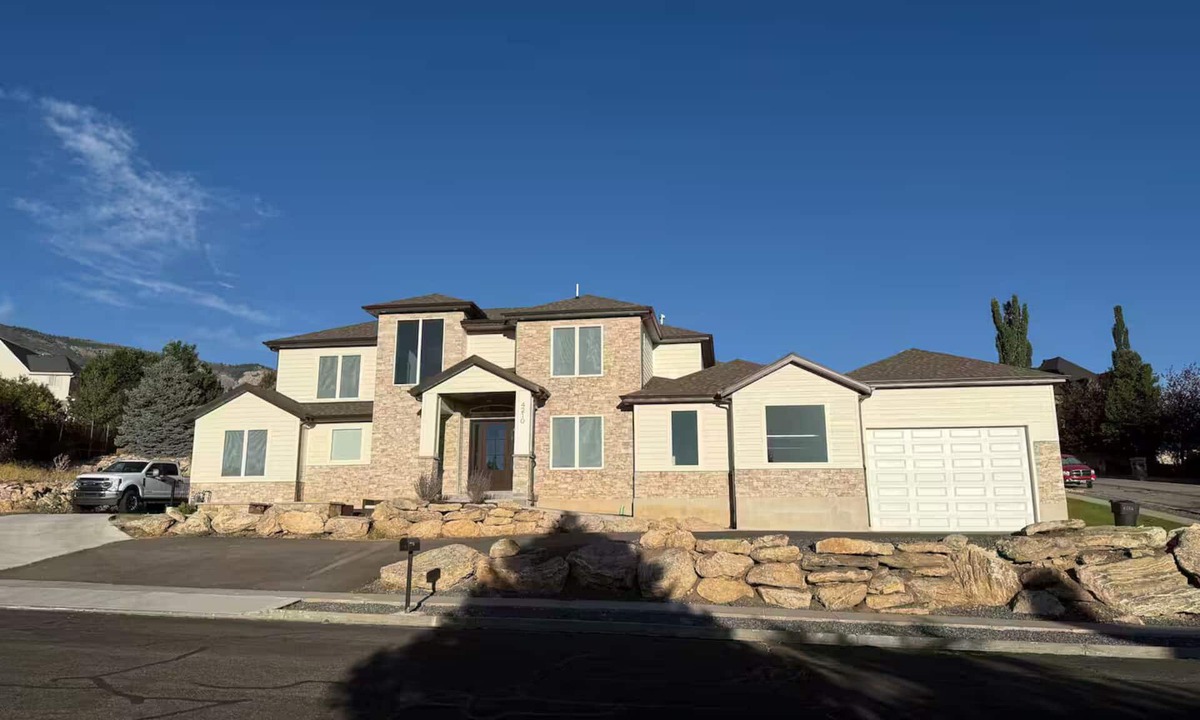 Pleasant View Apartment | Mountainside Golf Simulator